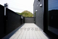 バルコニー＾＾お洗濯物も気持ちよく干せそうです。 テーブルとイスを置いてカフェタイムや日光浴、星を眺めたりも良いですね^^