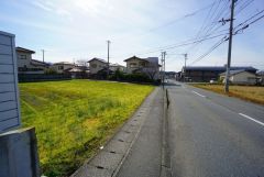 前面道路は公道北側約8.1ｍ。幅広いため、車の離合や駐車がスムーズです＾＾