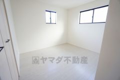 2面採光を確保した明るい室内は、風通しも良く、大変居心地の良い空間となっております。爽やかな風を感じて起きる朝は、快適生活の始まりに。