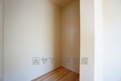 収納力豊富なウォークインクローゼット付き。洋服や小物などを1箇所にまとめて美しい収納を実現します。