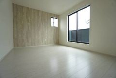 主寝室としてお使いいただけそうなこちらのお部屋は、日当たりが良く、爽やかな風を感じて起きる朝は、快適生活の始まりに。