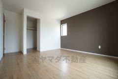 同仕様写真。住む人のこだわりを活かす洋室＾＾日当たりがよく、寝室としての利用もおすすめ。広めのクローゼットもあり荷物もすっきり片付けれ、ゆとりのある暮らしが出来ます＾＾