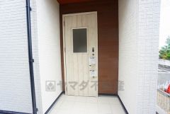 ホワイトトーンの玄関扉＾＾外壁とマッチングしていてかっこいいですね＾＾家の顔となる玄関扉がかっこいいと、たくさんの人を招き入れたくなりますね＾＾