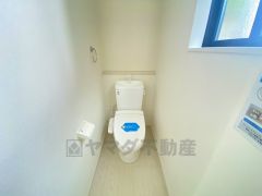 温水、暖房、ウォシュレット付の高機能トイレです。 1階、2階どちらにも節水省エネ仕様のシャワートイレを採用しています。