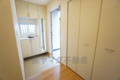 たっぷり収納できるシューズボックスです。家族全員の靴がきれいに整頓できます。棚の上にお花や写真を飾っても良いですね。