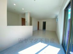 大きな窓のあるリビングは、陽光あふれる明るい空間です。居心地良く、ご家族皆がゆったり寛げる憩いの空間となりそうです。