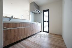 同仕様写真。対面式カウンターキッチンでお子様の様子が見守れます。カウンタートップは耐熱性に優れており、日ごろのお掃除もふき取るだけでＯＫ。ステンレスシンクも簡単にお掃除できますよ。