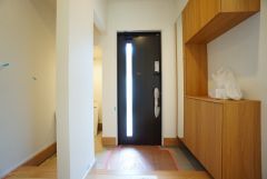 たっぷり収納できるシューズボックスです。家族全員の靴がきれいに整頓できます。棚の上にお花や写真を飾っても良いですね。