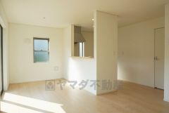 同仕様写真。家族が集まる開放的なリビング。思い思いの時間を過ごしたり食事をしたり、素敵な団らんの場になりますね。