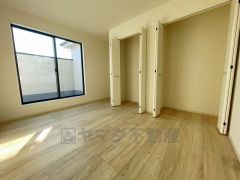 住む人のこだわりを活かす洋室＾＾日当たりがよく、寝室としての利用もおすすめ。広めのクローゼットもあり荷物もすっきり片付けれ、ゆとりのある暮らしが出来ます＾＾