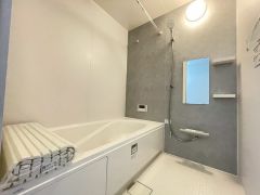 1日の疲れを癒すくつろぎのバスルーム。足を伸ばしてもゆったりと入れるサイズです。お子様と一緒にお風呂に入っても狭くないですね^^