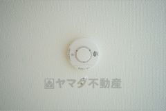 同仕様写真。火災報知器が設置されていることで、火災の発生をいち早く感知し、就寝中や留守中でも素早く危険を知らせてくれるため、家族の安全を確保し被害を最小限に抑えられます。