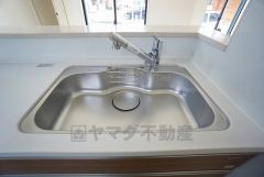 色も形もキレイなシンクは、広さも確保しているので、大きめの鍋も簡単に洗えます。