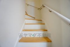 同仕様写真。ご年配の方でも安心できる、手すり付き階段です＾＾段差も低めで設定されてますので安全性にも優れてますね＾＾