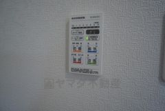 雨の日の洗濯も安心できる浴室暖房乾燥機付き浴室。リモコンで操作もボタン1つで簡単。 浴室暖房乾燥機には、暖房、乾燥、涼風、換気の4つの機能が付いています。タイマー付きです。