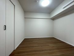 住む人のこだわりを活かすお部屋です＾＾ 子供部屋におススメ＾＾ 全居室に収納完備。下段を引き出し収納にするなど、空いたスペースを有効活用すれば収納力がグッと高まります。常に整理整頓されたお部屋は気持ち