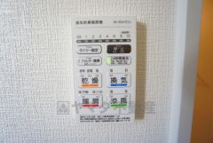 浴室暖房乾燥機には、暖房、乾燥、涼風、換気の4つの機能が付いています。タイマー付きです。