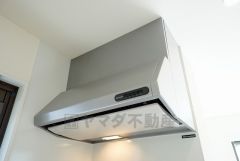 お手入れが簡単なスリム型レンジフードです。調理により発生する油煙や臭いを吸い込み、屋外へ排気してくれます。