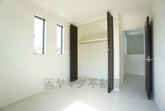木目調のシンプルデザインで落ち着きと安らぎの空間に仕上げています。各部屋に収納が完備されているので、お荷物が多くなっても安心の設計です。