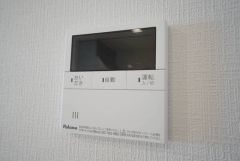 給湯器リモコンはキッチン横からボタンひとつで操作が楽々。通話ボタン付きでお子様とも会話ができて安心です。