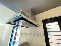 調理により発生する油煙や臭いを吸い込み、屋外へ排気してくれます。