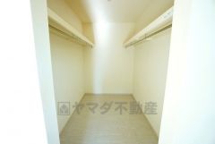 ハンガーパイプ付で散らかりがちな洋服類もきれいに整理できます。使用頻度が少ないものは枕棚の上に、足元には3段ボックスを置いて、フル活用できるクローゼットです＾＾