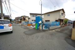 前面道路は公道北西側約4ｍ、北東側約5.6ｍ。角地で陽当たり・風通し良好＾＾