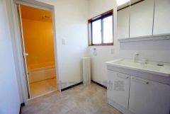 三面鏡つき洗面台。収納も一体型になっているので、ドライヤーやヘアアイロンの置き場に困りませんね。