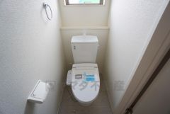 温水洗浄機付トイレです。節水機能もあるので、安心して使えますね。もちろん、1階2階の2ヶ所にトイレがあるので、忙しい朝にもゆとりができますね。