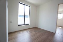 住む人のこだわりを活かす洋室＾＾日当たりがよく、寝室としての利用もおすすめ。広めのクローゼットもあり荷物もすっきり片付けれ、ゆとりのある暮らしが出来ます＾＾