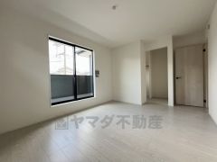 木目調のシンプルデザインで落ち着きと安らぎの空間に仕上げています。各部屋に収納が完備されているので、お荷物が多くなっても安心の設計です。