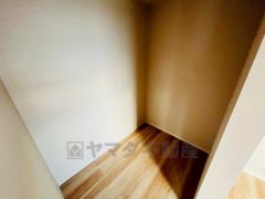 収納力豊富なウォークインクローゼット付き。洋服や小物などを1箇所にまとめて美しい収納を実現します。