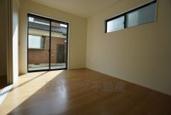 木目調のシンプルデザインで落ち着きと安らぎの空間に仕上げています。各部屋に収納が完備されているので、お荷物が多くなっても安心の設計です。