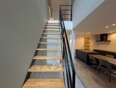 ご年配の方でも安心できる、手すり付き階段です＾＾段差も低めで設定されてますので安全性にも優れてますね＾＾