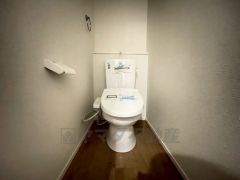 温水洗浄機付トイレです。節水機能もあるので、安心して使えますね。もちろん、1階2階の2ヶ所にトイレがあるので、忙しい朝にもゆとりができますね。