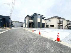 大型車両の通行も無く静かで快適な生活を送れます＾＾ 前面道路は交通量が少なく小さなお子様がいるご家庭も安心です＾＾