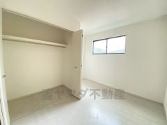 木目調のシンプルデザインで落ち着きと安らぎの空間に仕上げています。各部屋に収納が完備されているので、お荷物が多くなっても安心の設計です。