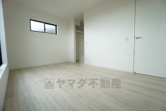 同仕様写真。住む人のこだわりを活かす洋室＾＾日当たりがよく、寝室としての利用もおすすめ。広めのクローゼットもあり荷物もすっきり片付けれ、ゆとりのある暮らしが出来ます＾＾