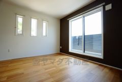 同仕様写真。全居室にはたっぷり収納できる大型クローゼットを設置しています。窓には断熱性・保温性にすぐれ、省エネ効果のあるペアガラスを採用。冬には結露を防止します。