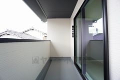 バルコニーは日当たり良好です。お洗濯物も気持ちよく干せそうです。 テーブルとイスを置いてカフェタイムや日光浴、星を眺めたりも良いですね^^
