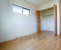 同仕様写真。明るい洋室です。ナチュラル色のフローリングで開放的な優しい雰囲気になっています＾＾ベッドや机、ＴＶを置いてもゆとりのある広さです。