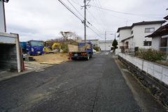 道幅が広く、車通勤の方や買い物などでの車の出し入れも楽々できて嬉しいですね。