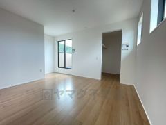 住む人のこだわりを活かす洋室＾＾日当たりがよく、寝室としての利用もおすすめ。広めのクローゼットもあり荷物もすっきり片付けれ、ゆとりのある暮らしが出来ます＾＾