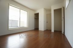 同仕様写真。主寝室としても利用できる約8帖の洋室は南西側にバルコニーがあり、日当たり良好です。温かい光の差し込むゆとりのある居室をぜひ現地にてご確認くださいませ。