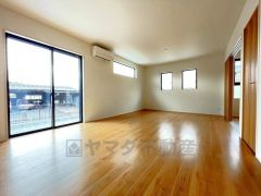 家族団らんのリビング。大きなテーブルやソファーを置いて、家族が集まる居心地の良い空間に。