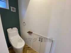 温水洗浄機付トイレです。節水機能もあるので、安心して使えますね。もちろん、1階2階の2ヶ所にトイレがあるので、忙しい朝にもゆとりができますね。