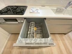 家事の時間が短縮できる食器洗浄乾燥機付。後片付けもラクラクです。 食器を洗う手間が減るので家族とのコミュニケーションの時間や自分の時間が増えますね。