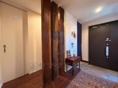 3本の柱も古民家の松の梁を移植したもので趣がございます。