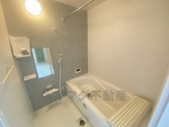 1坪サイズの浴室は、足をのばしてリラックスできます。浴室乾燥機付きなので、雨の日も気にせず洗濯物が干せます。