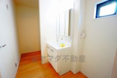 収納が隠れて使いやすい、シャワー付き三面鏡洗面ドレッサーです。朝の準備もぬかりなくできます。